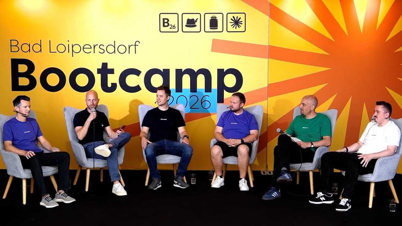 Six collègues de glueckkanja assis sur scène lors du Bootcamp 2026 à Bad Loipersdorf